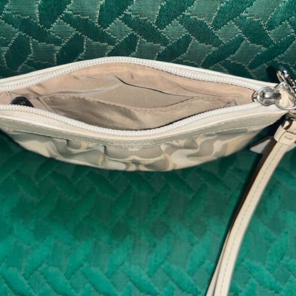 New w/o Tags Coach Jacquard SIGNATURE C Pleated WRISTLET w Leather Trim - Picture 4 of 4